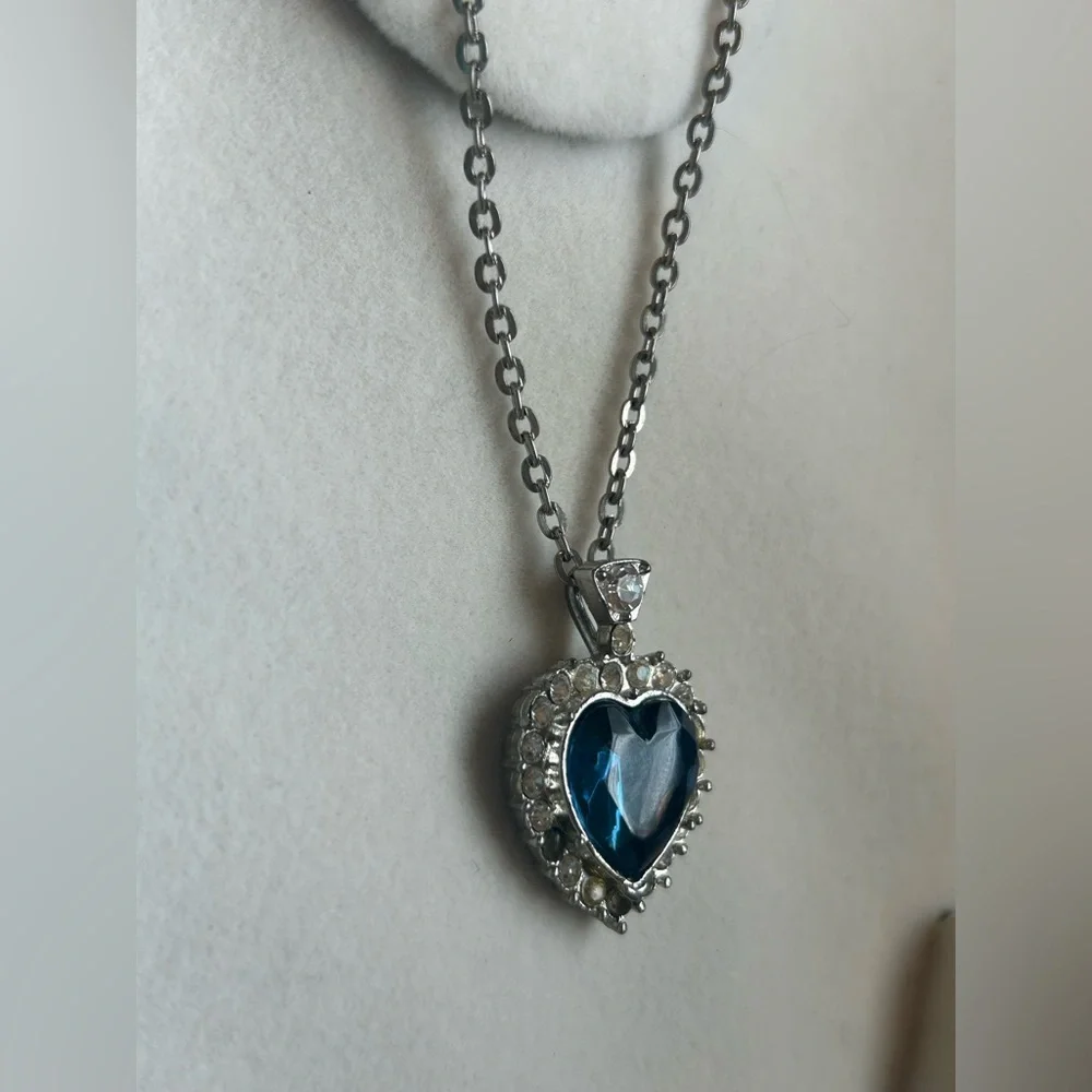 Royal Blue Heart Rhinestone Pendant Necklace Silver Tone Chain Vintage Necklace - Picture 4 of 14